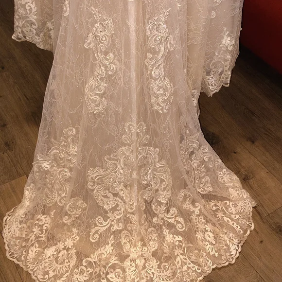 Elegant Cream Lace Wedding Dress - Picture 6 of 10